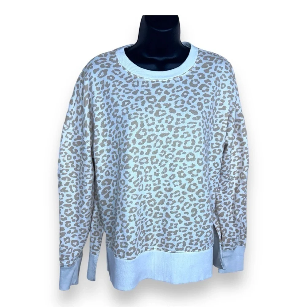 MEDIUM TIME AND TRU WHITE BEIGE LEOPARD ANIMAL PRINT SWEATSHIRT LONG SLEEVE